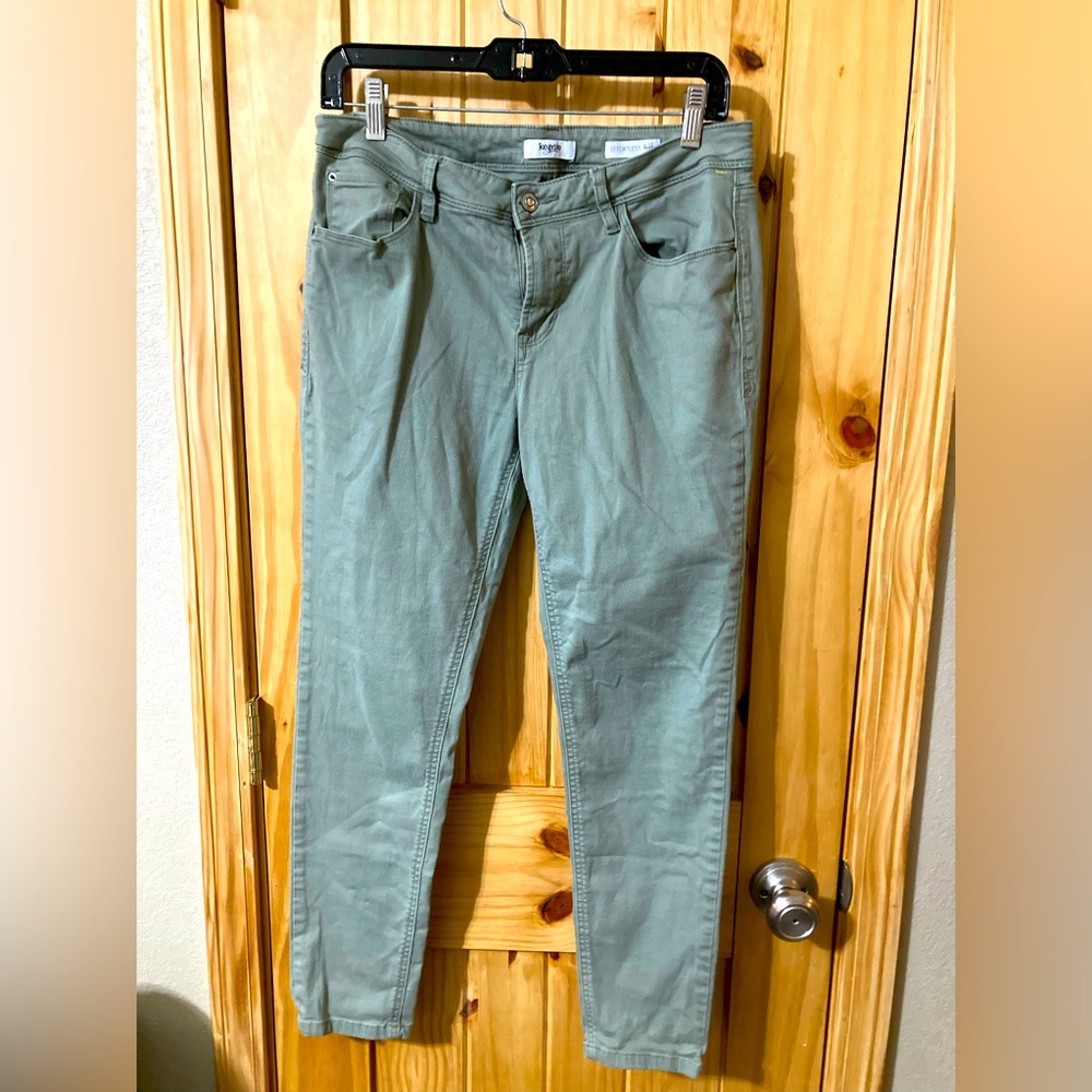 Kensie size 8/29 khaki green Effortless ankle mid-rise jeans